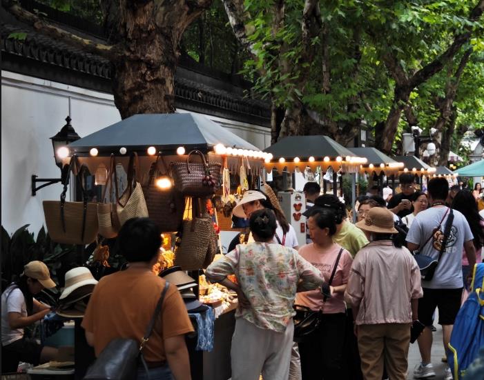 烟火气里的新滋味：餐饮行业的变与不变
