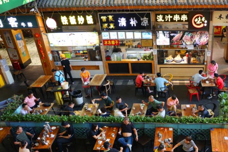 烟火气里的新滋味：餐饮行业的守正与创新