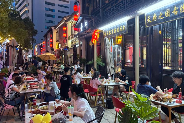 从食材到餐桌的暖心进化，“食材要看得见，吃着才放心”。