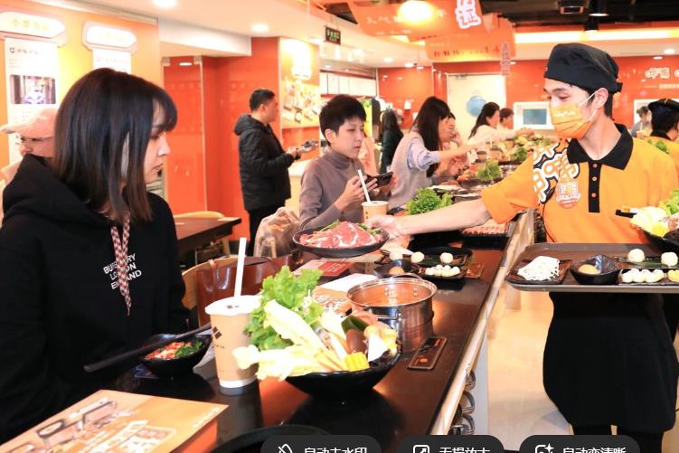 消费新观察·2025｜“食”事求新：从餐桌到场景的消费跃迁