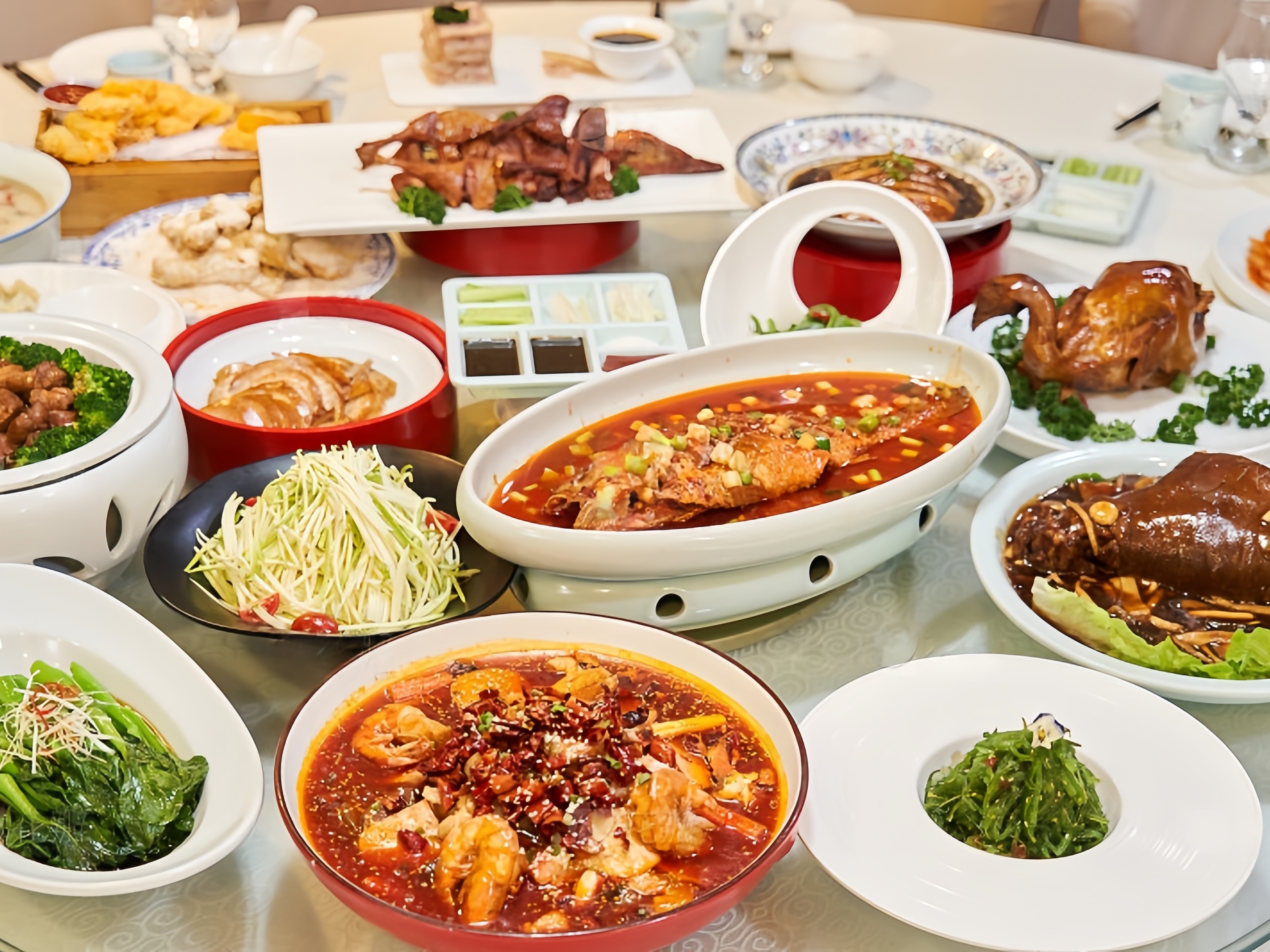 人民热评：反浪费再添“利刃” 促进餐饮行业健康发展