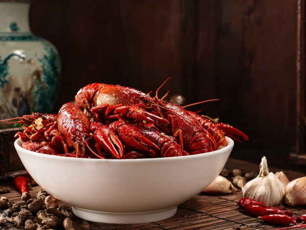 小龙虾“身价”暴跌？这群人却来到虾塘边“算账”，还请来了百万视频博主