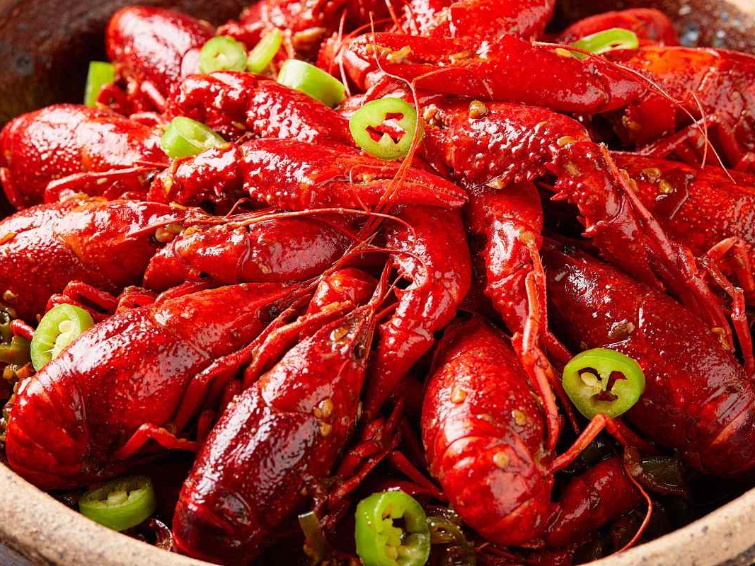 崇阳：小龙虾价格“跳水” 夜经济开启“滚烫模式”