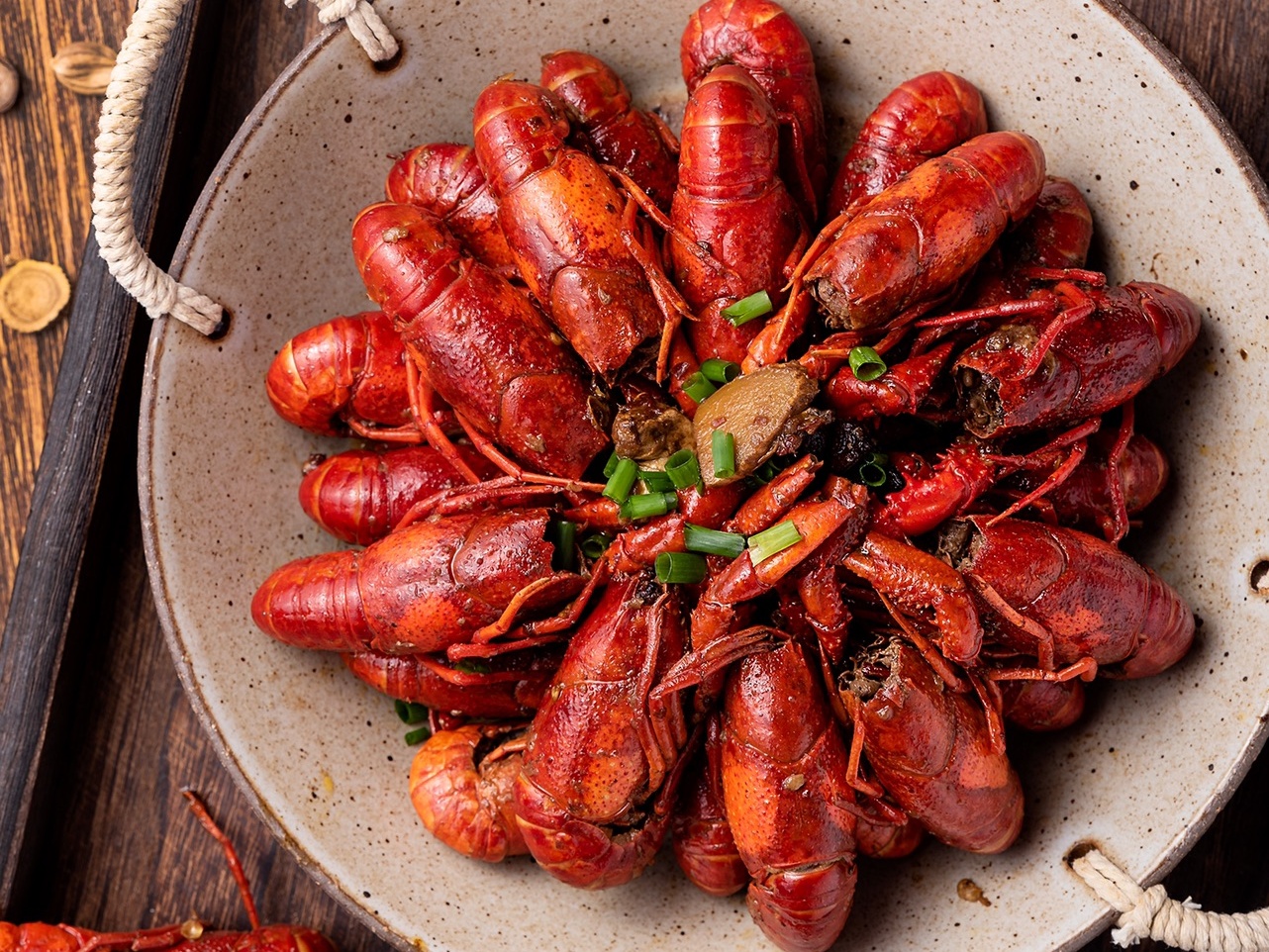 崇阳：小龙虾价格“跳水” 夜经济开启“滚烫模式”